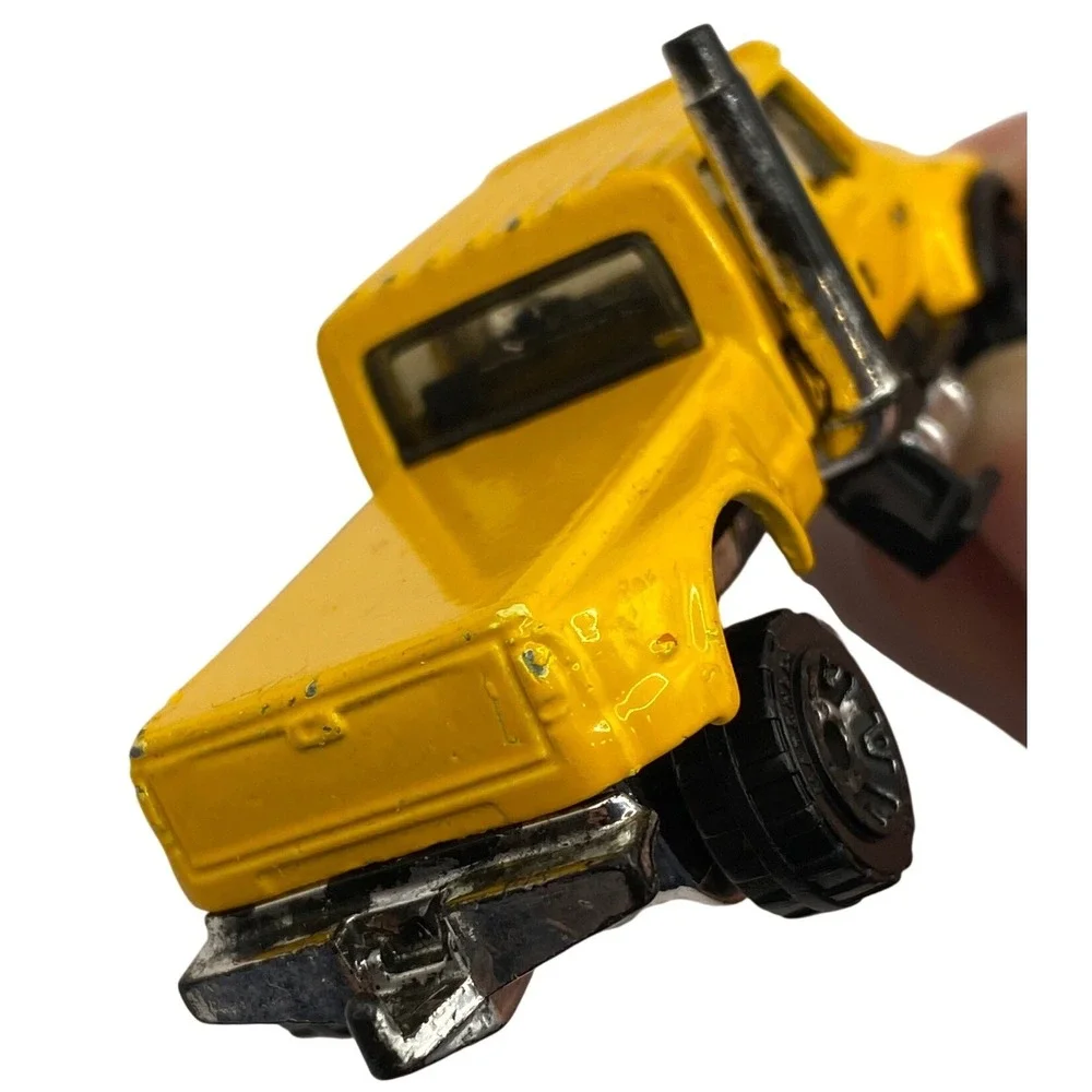Matchbox 2005 International CXT Pickup Truck Yellow Diecast Toy Car Mattel‎
